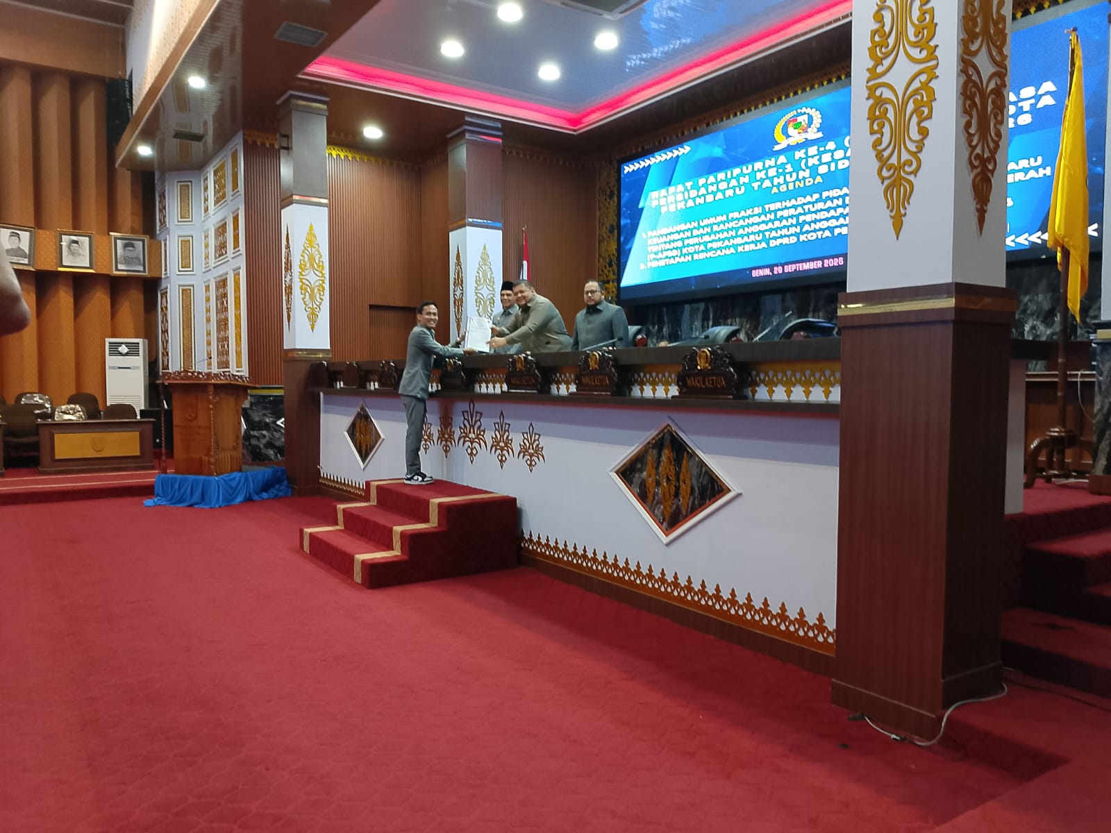 Pemko Pekanbaru Terima Pandangan Umum Fraksi Tentang Ranperda P-APBD 2025