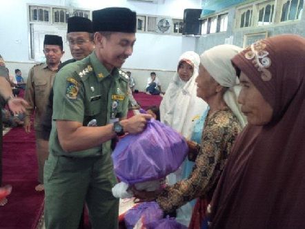Serahkan 100 Paket Sembako di Limapuluh