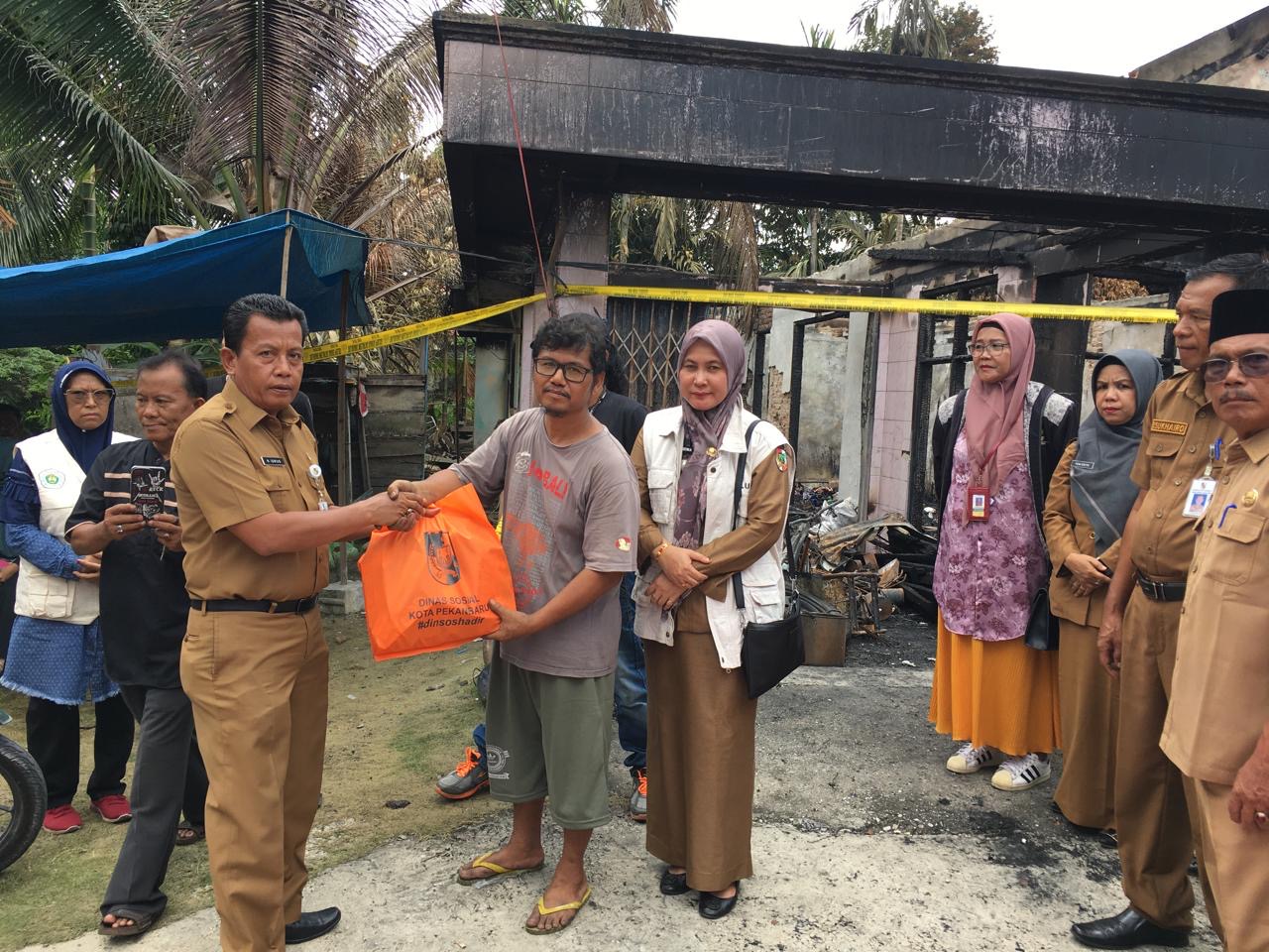 Kadinsos Pekanbaru Salurkan Bantuan untuk Korban Kebakaran di Padang Bulan