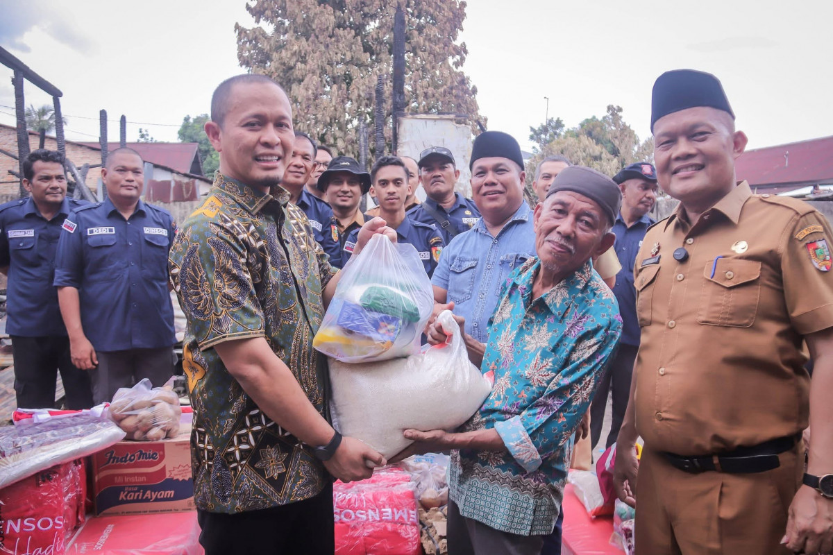 Wako Serahkan Bantuan Kepada Korban Kebakaran Rumah di Kecamatan Sukajadi