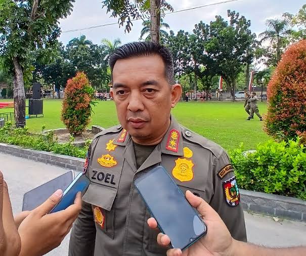 Tim Terpadu Pemko Pekanbaru Mulai Tertibkan Tiang Reklame di Jalan Riau