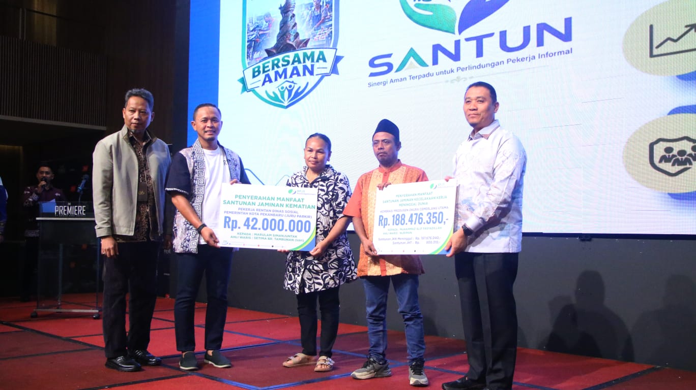 Momen Keakraban Hari Koperasi Nasional, Wako dan Wawako Pekanbaru Serahkan Santunan Bagi Penerima Manfaat