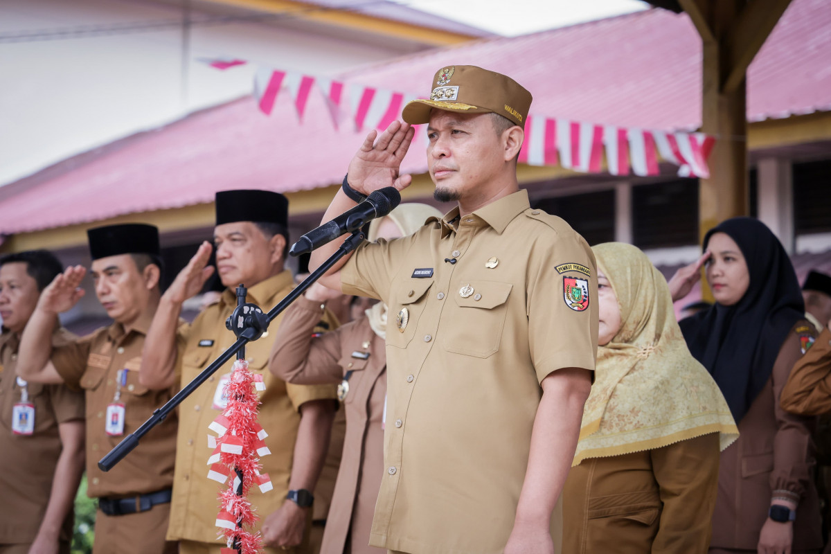 Pimpin Upacara di SMPN 22, Wali Kota: Kita Senang Anak-anak Kembali Sekolah
