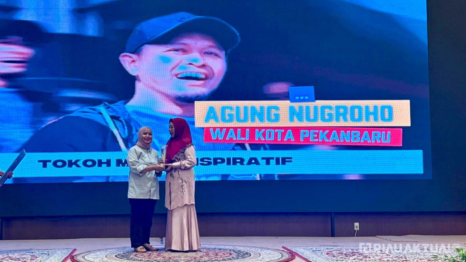 Anugerah dari SMSI Riau, Walikota Agung Nugroho Tokoh Muda Inspiratif