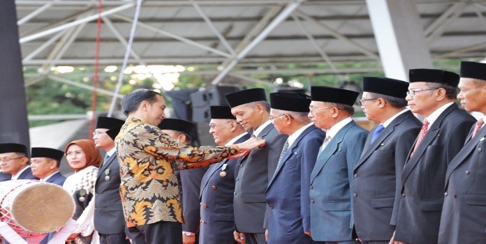 Image : Wakil Walikota menerima penghargaan Satya Lencana Pembangunan berupa Pin Emas Hari Koperasi Nasional
