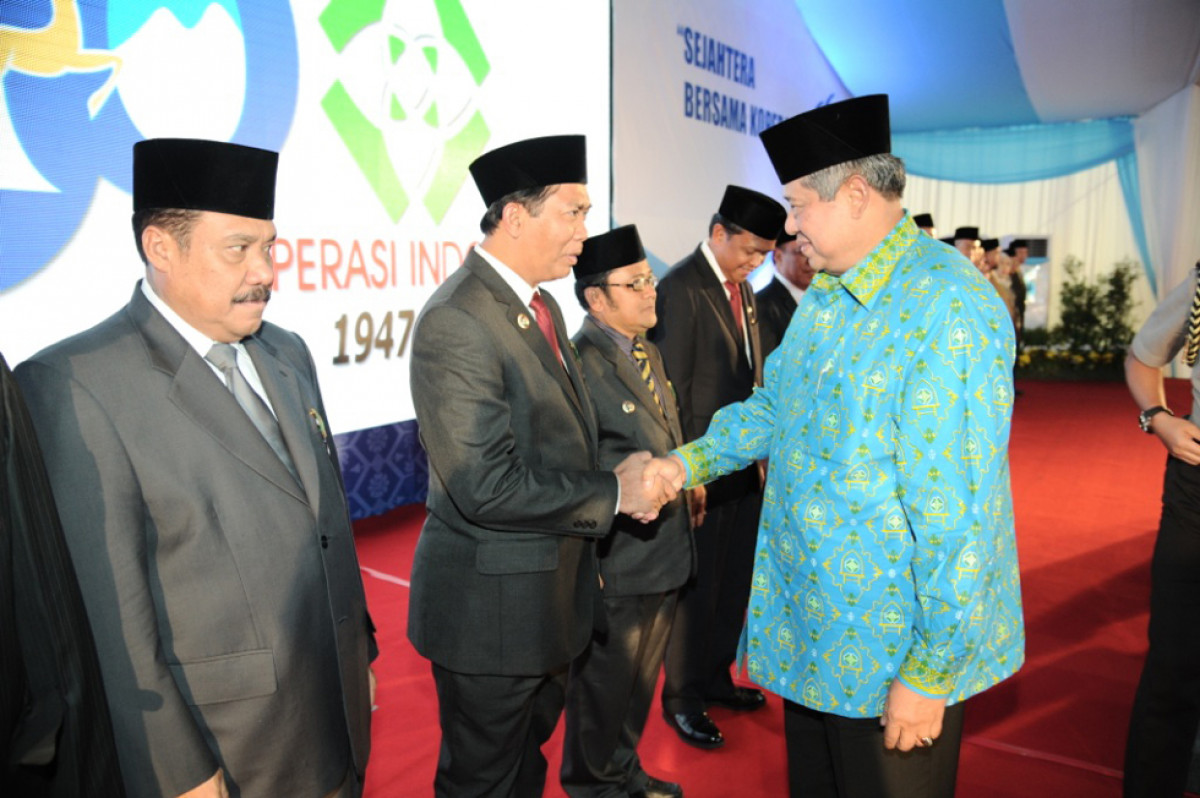 Image : Piagam Penghargaan kepada Kota Pekanbaru sebagai Kota Penggerak Koperasi Tahun 2012 Dengan Peringkat Paramadhana Madya Koperasi. Tanggal 15 Agustus 2012