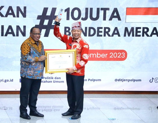 Image : Penghargaan Gerakan Pembagian 10 Juta Bendera