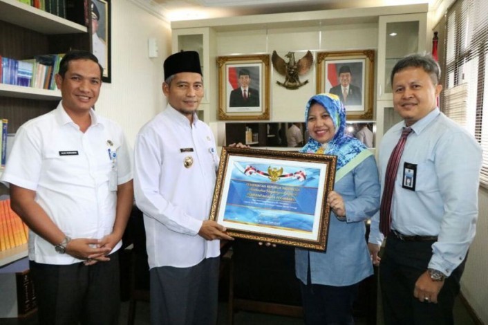 Image : Penghargaan terbaik atas keberhasilan Pemerintah Kota (Pemko) Pekanbaru dalam menyusun dan menyajikan laporan keuangan tahun 2016 dengan pencapaian standar tertinggi.