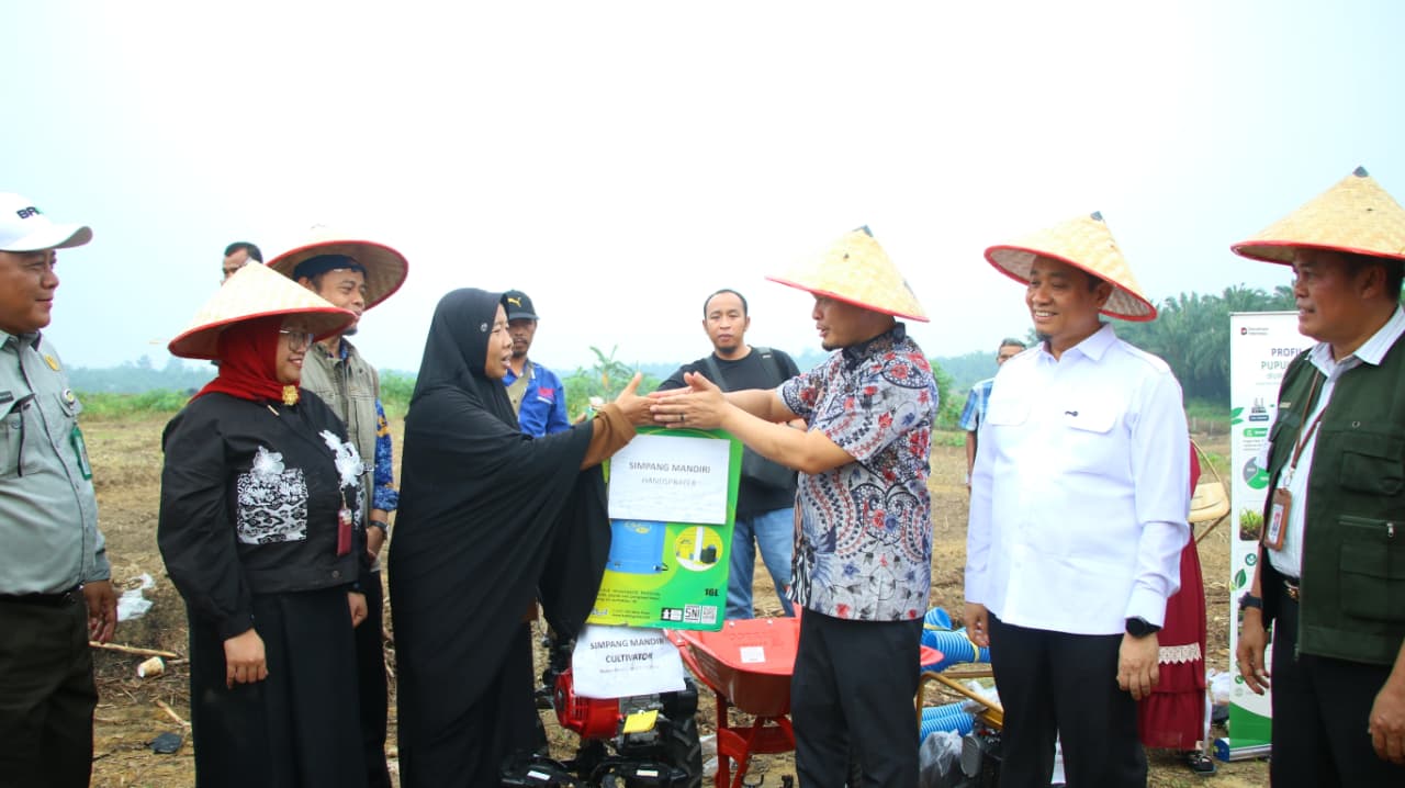 Wako dan Wawako Pekanbaru Salurkan Bantuan Alsintan