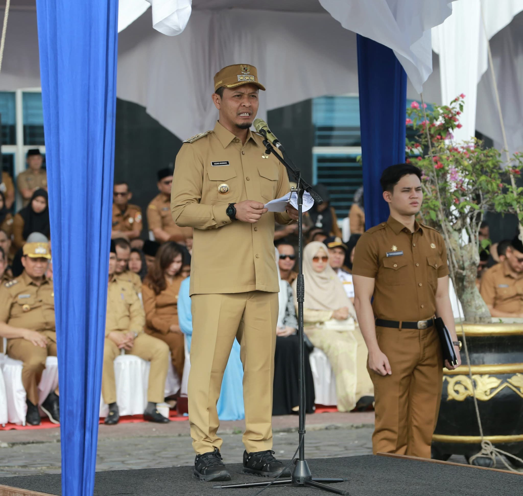 Wali Kota Pekanbaru Agung Nugroho memimpin apel pagi pertamanya di lapangan upacara Kompleks Perkantoran Tenayan Raya