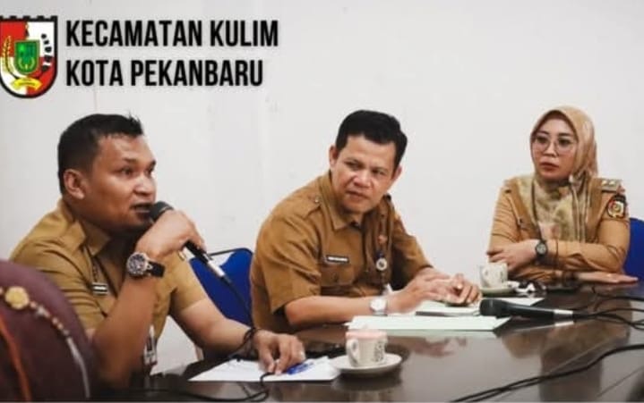 Fajri Adha S.STP M.Si, memipin rapat perdana sebagai Plt Camat Kulim, Senin (3/2/2025).