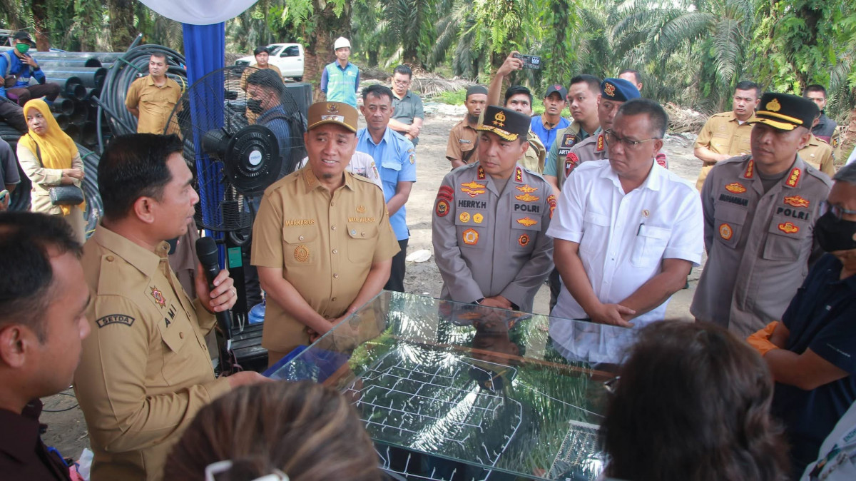 Menteri Lingkungan Hidup M Jumhur Hidayat meninjau langsung proses pengolahan sampah bersama Kapolda Riau Irjen Herry Heryawan di Tempat Pembuangan Akhir (TPA) 2 Muara Fajar, Kota Pekanbaru