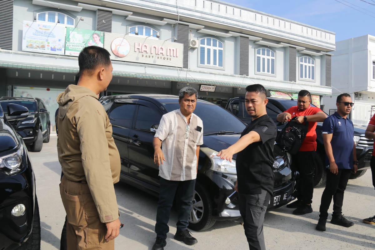 Pj Wali Kota Pekanbaru Risnandar Mahiwa Didampingi Sekda Kota Pekanbaru Indra Pomi Nasution Meninjau Pelaksanaan Goro dan Progres Perbaikan Jalan di Beberapa Titik, Jumat 05/07/2024