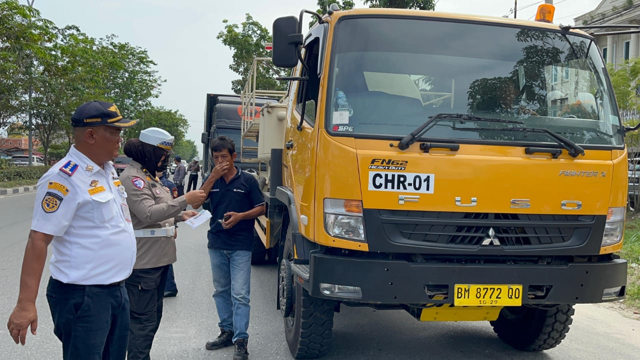 Petugas Tilang dan Paksa Truk Tonase Besar Masuk Kota Putar Balik