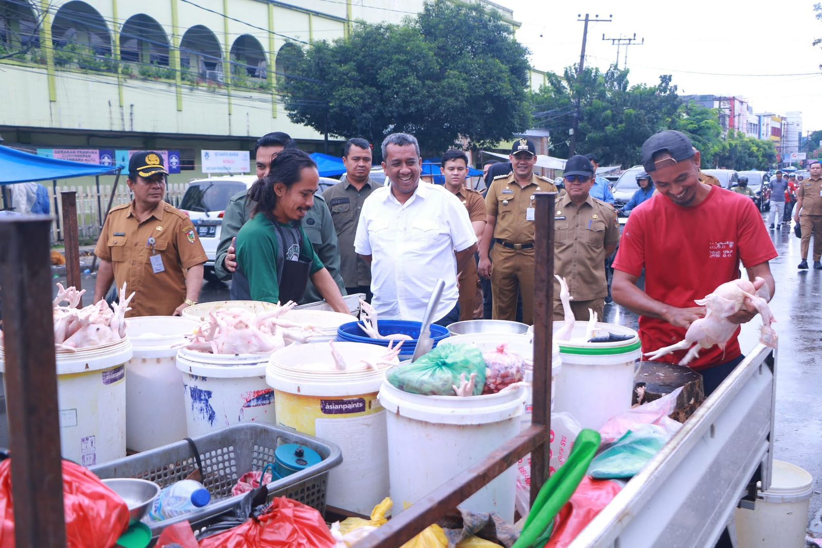 Pj Wali Kota Pekanbaru Roni Rakhmat meninjau Pasar Tumpah di Jalan Ahmad Yani