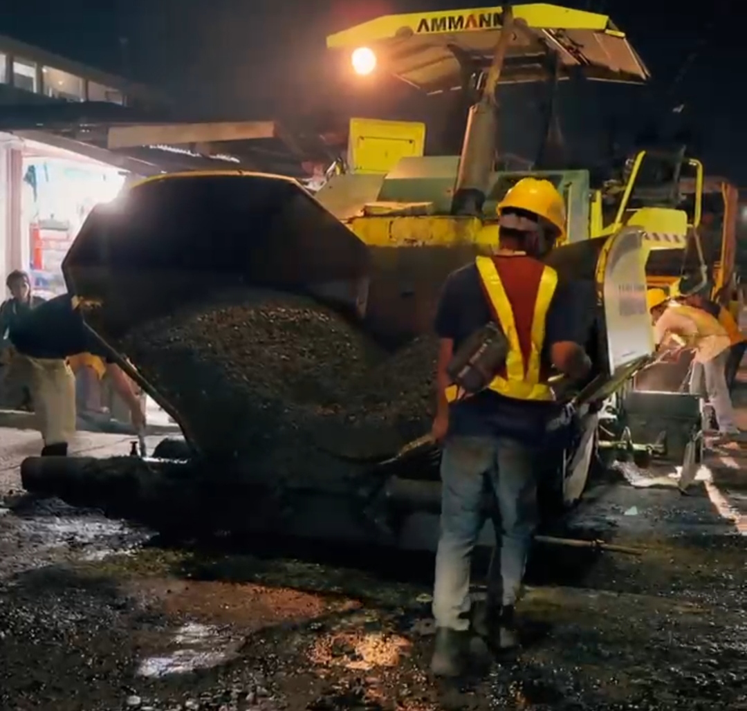 Pengaspalan ulang atau overlay di Jalan Merak, Kecamatan Marpoyan Damai.