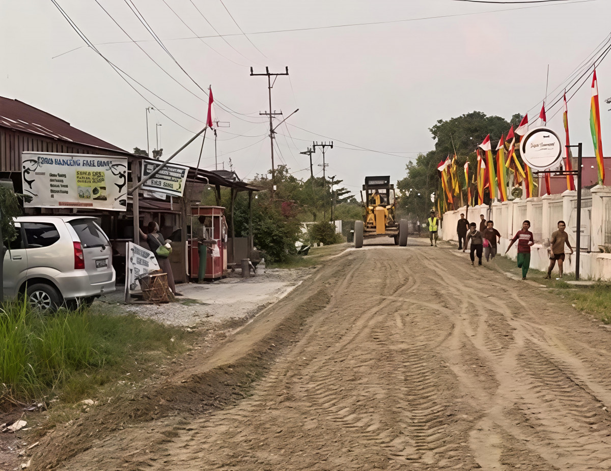 Belasan Tahun Tak Tersentuh Perbaikan, Pemko Pekanbaru Aspal Jalan Pesisir Rumbai