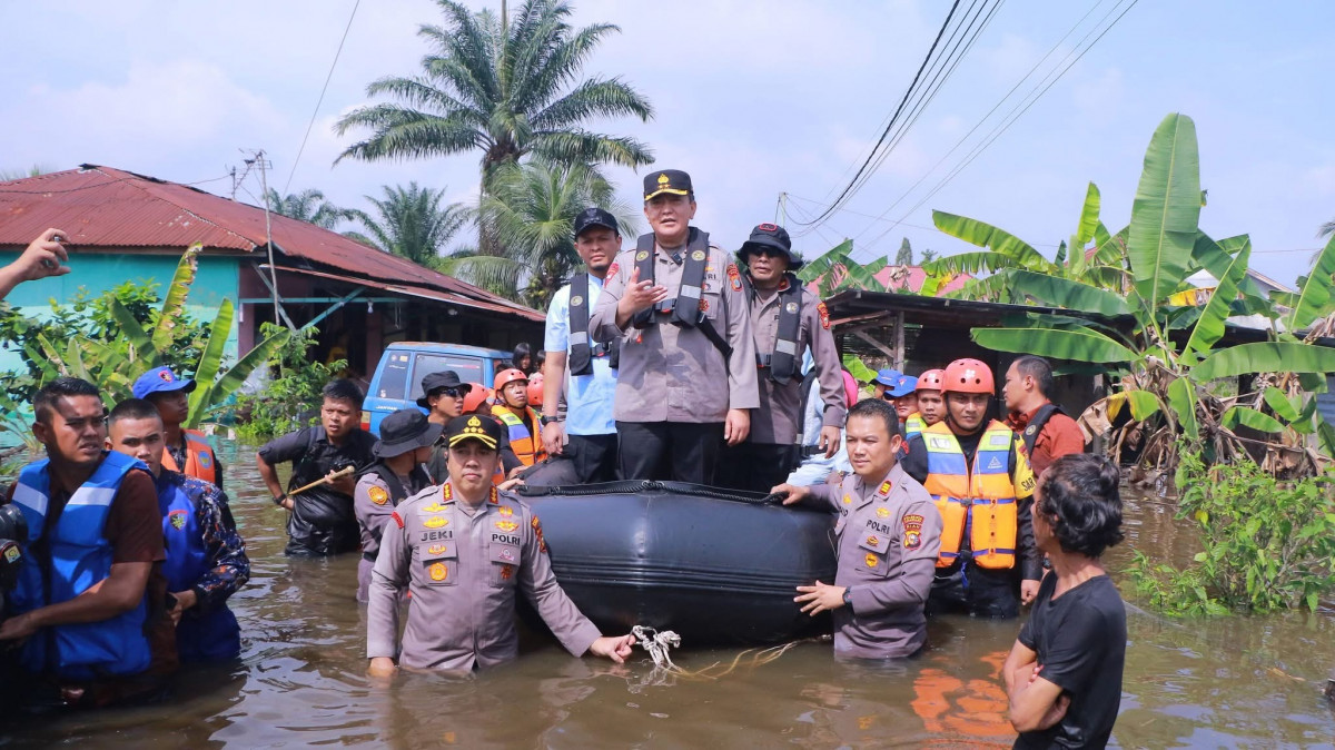 Wali Kota Pekanbaru Agung Nugroho mendampingi Kapolda Riau Irjen Pol Mohammad Iqbal, meninjau langsung kondisi terkini banjir di Kecamatan Rumbai, Kota Pekanbaru