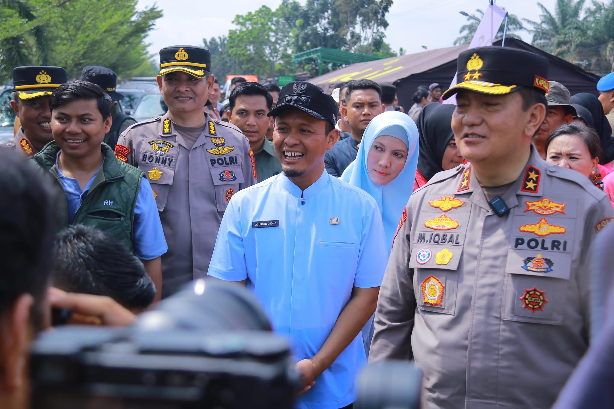 Wali Kota Pekanbaru Agung Nugroho mendampingi Kapolda Riau Irjen Pol Mohammad Iqbal, meninjau langsung kondisi terkini banjir di Kecamatan Rumbai, Kota Pekanbaru