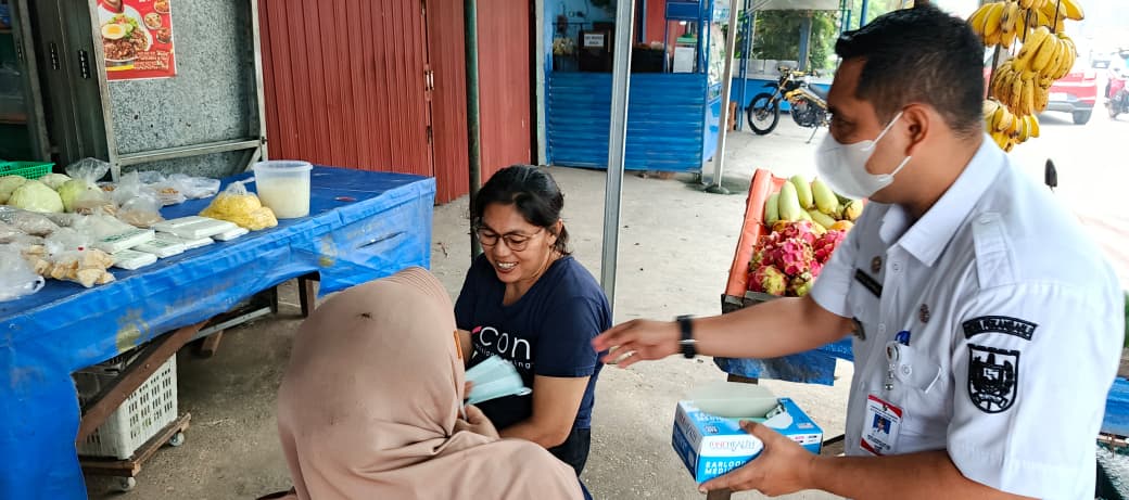 Kecamatan Tenayan Raya Bersama Lintas Sektor Bagikan Ribuan Masker Gratis