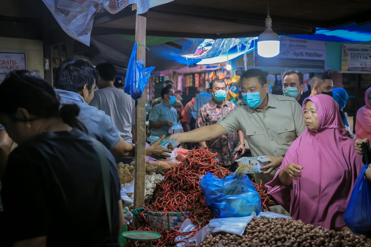 Wawako Pekanbaru Bagikan Masker Sekaligus Edukasi Cegah Paparan Kabut Asap di Pasar Cik Puan