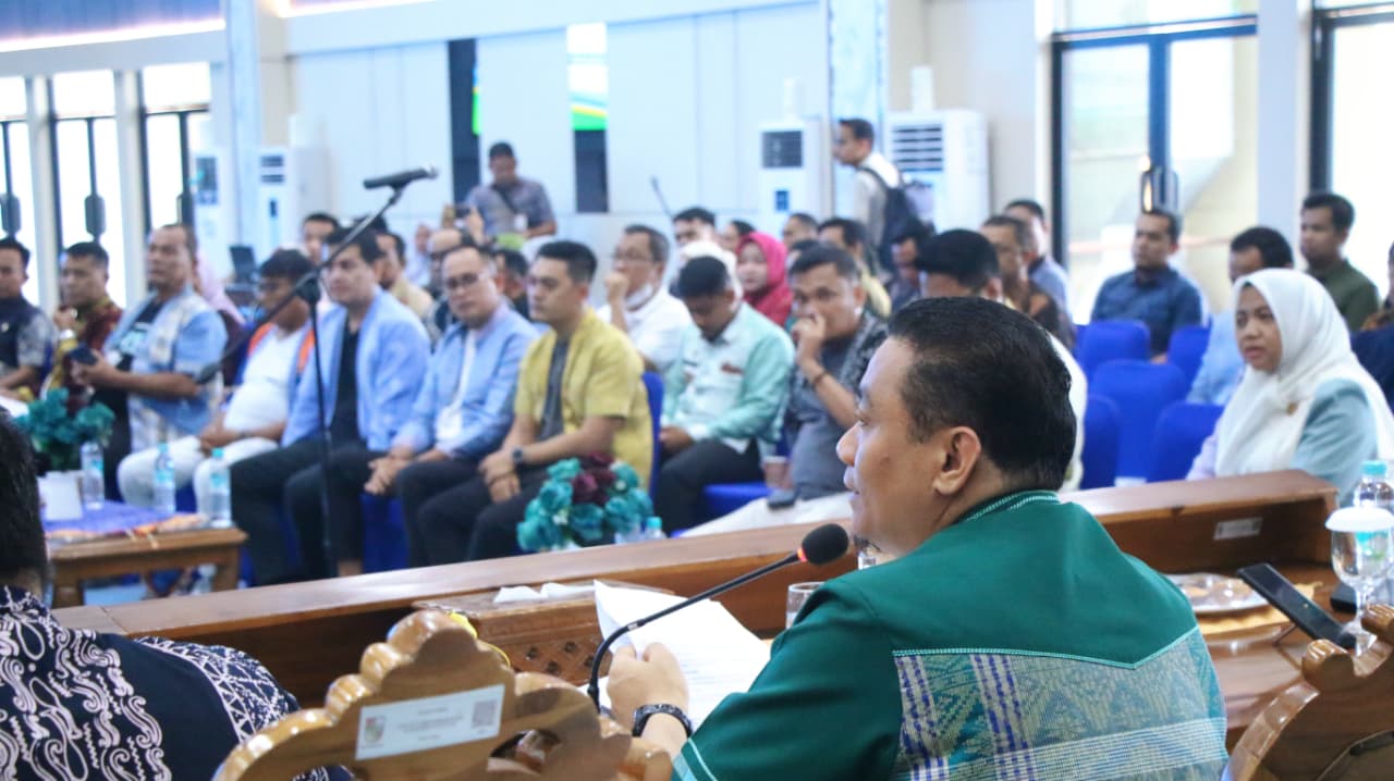 Jelang Musim Hujan, Tim Lestari Pekanbaru Fokus Bersihkan Saluran Rawan Banjir
