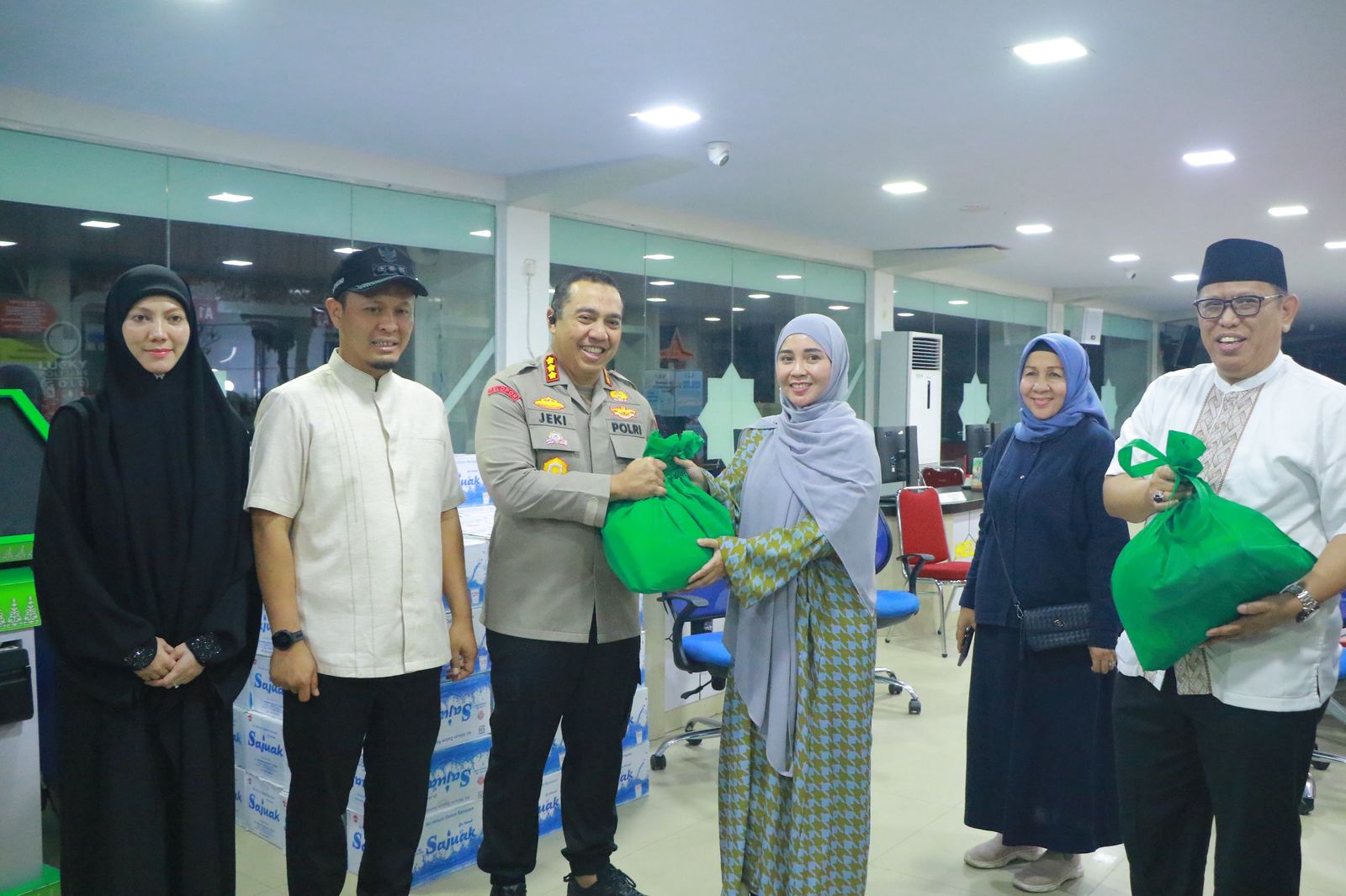 DPD Republik Indonesia (RI) Perwakilan Provinsi Riau, menyerahkan bantuan paket sembako bagi masyarakat di Pekanbaru yang terdampak banjir.