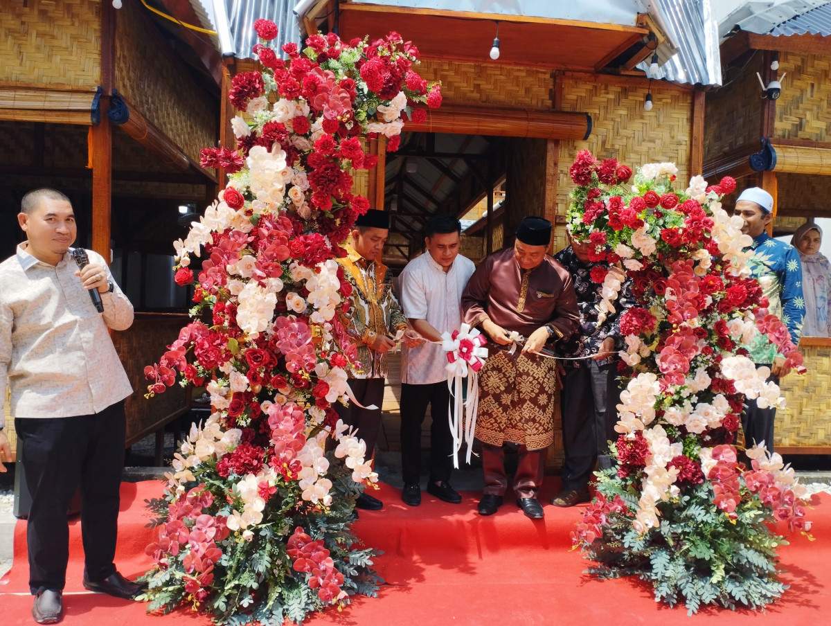 Wakil Walikota Pekanbaru Markarius Anwar meresmikan Grand Opening Pondok Ikan Bakar Kirana di Jalan Arifin Ahmad, Kota Pekanbaru