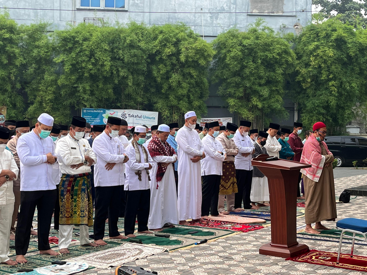 Wawako Pekanbaru Jalani Salat Memohon Hujan Bersama Warga di Masjid Agung Ar Rahman