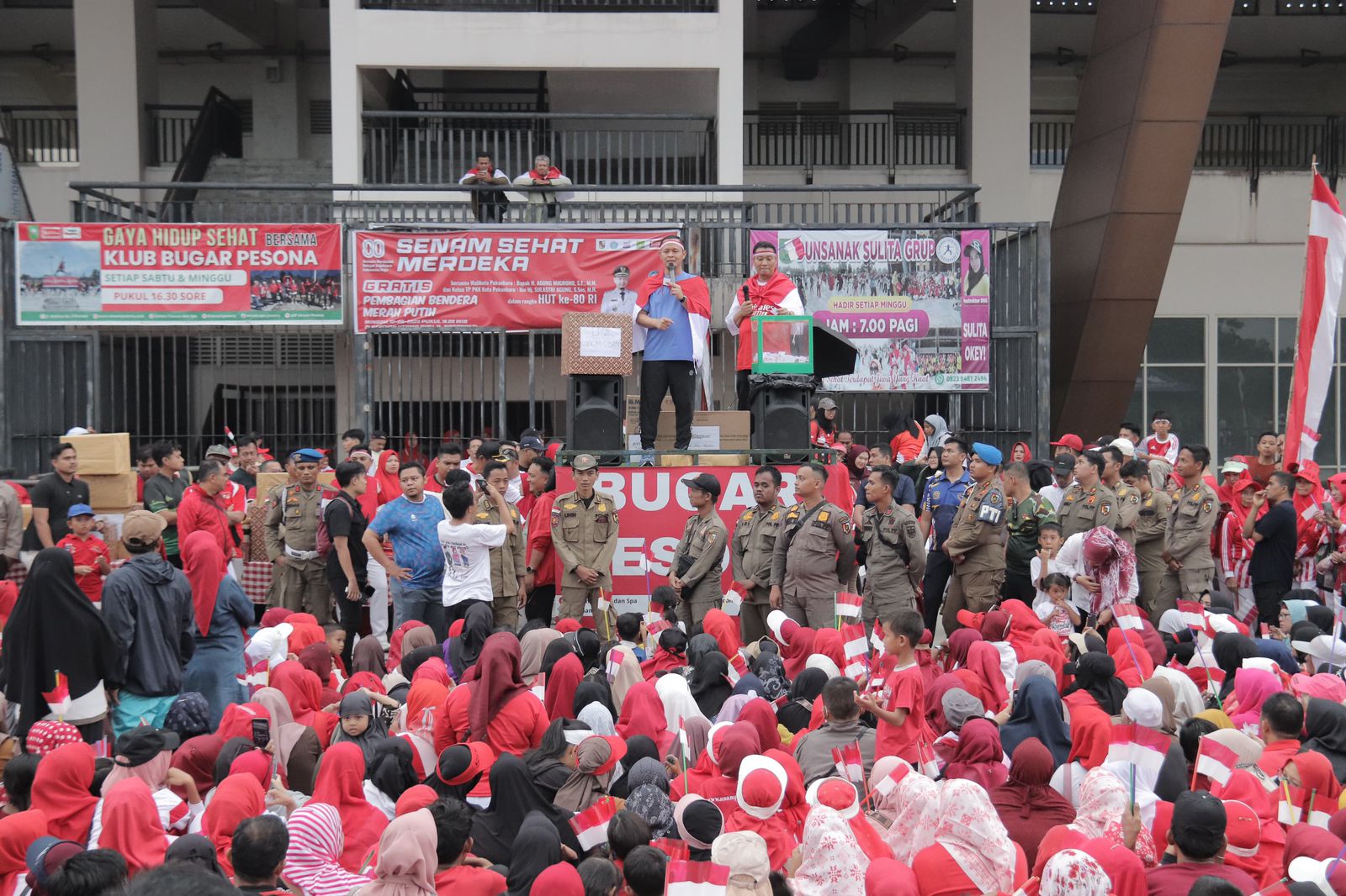 Sambut HUT RI, Wali Kota Senam Bersama Masyarakat dan Bagikan Bendera Merah Putih