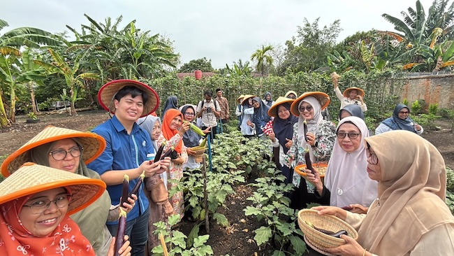 Camat Bukit Raya Apresiasi Program Social Action Asuransi Astra Pekanbaru, KWT Berkah Kandis 09 Terima Bantuan
