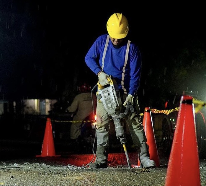Dinas PUPR Pekanbaru Lakukan Pemeliharaan Jembatan di Jalan Kapau Sari pada Dini Hari