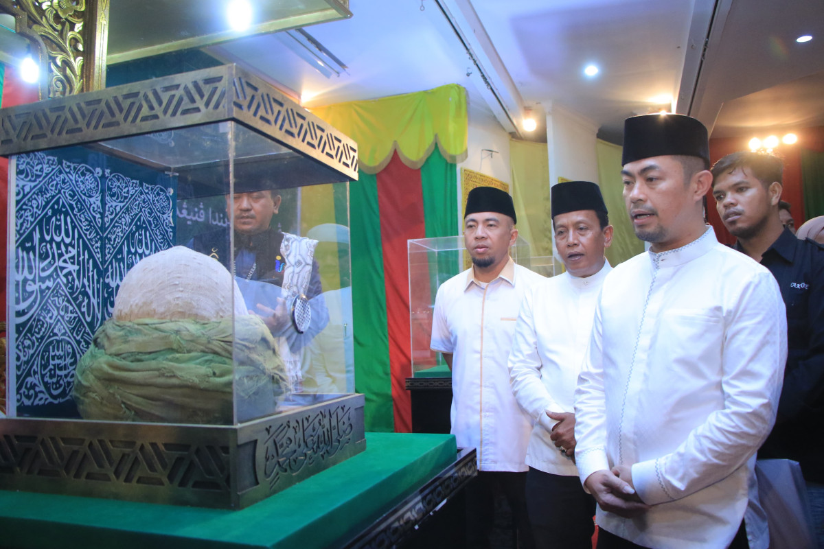 Dalam Suasana khidmat, Pj Wali Kota Pekanbaru Risnandar Mahiwa Meresapi Benda-Benda Peninggalan Rasulullah yang Memiliki Nilai Historikal Luar Biasa