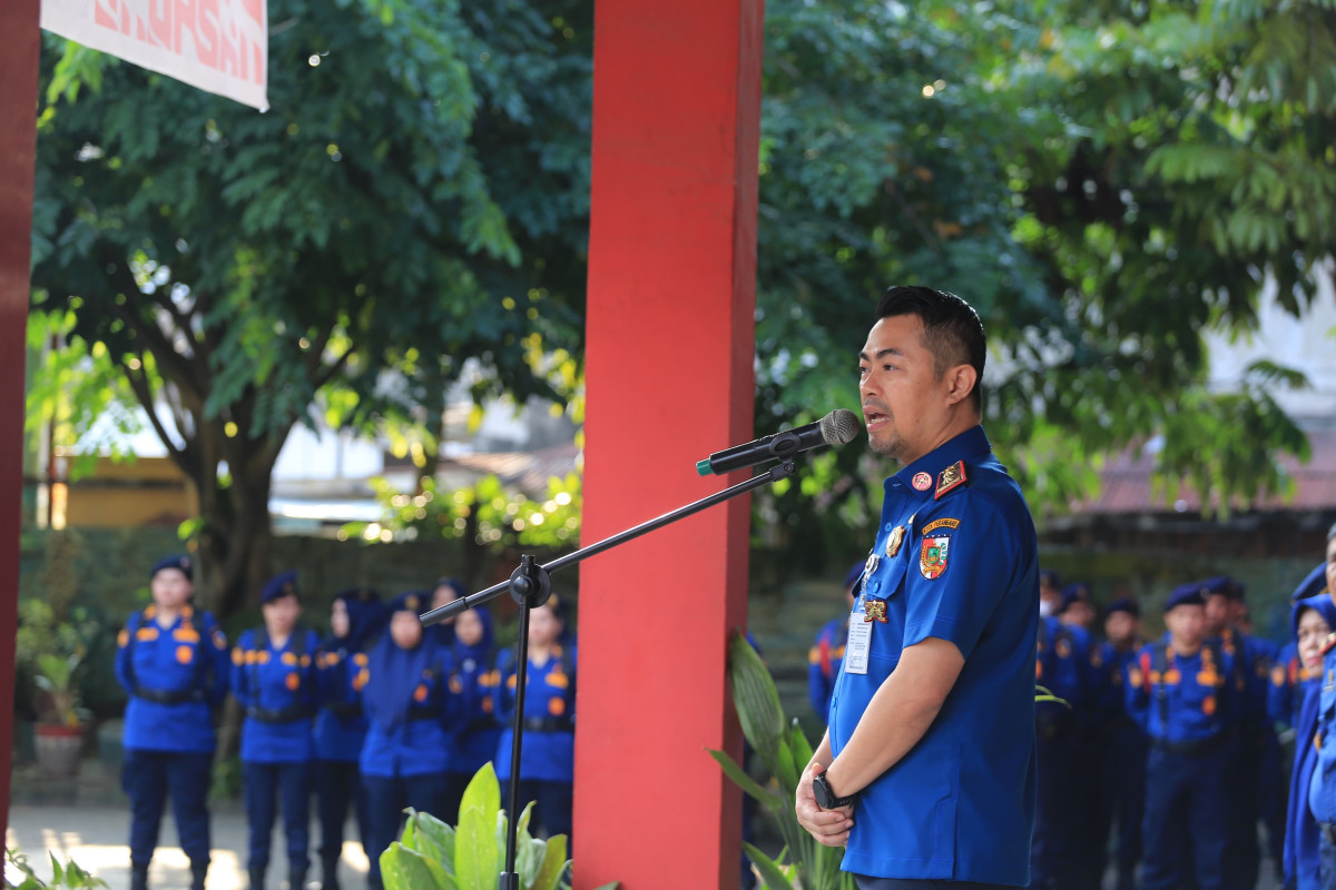 Pj Walikota Pekanbaru Risnandar Mahiwa saat memimpin Apel Pagi di Kantor Dinas Damkar dan Penyelamatan Kota Pekanbaru
