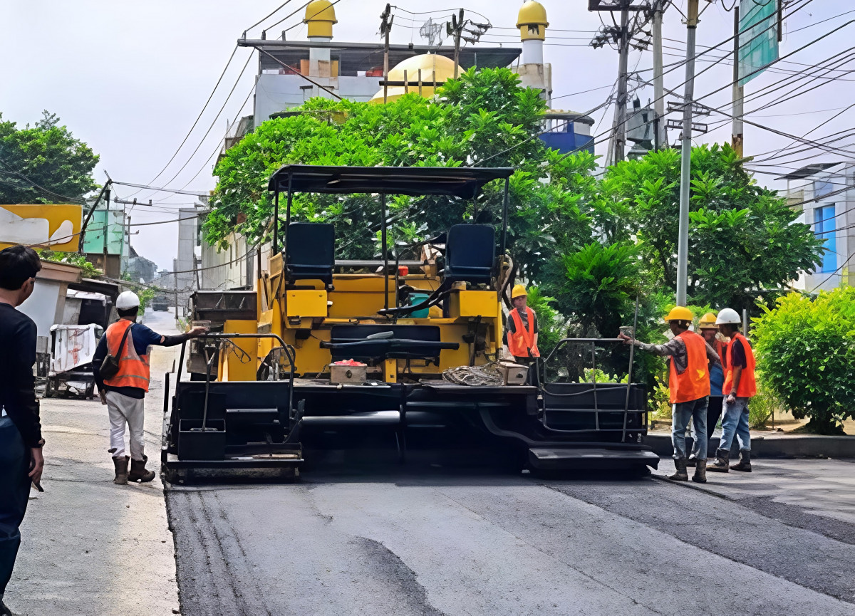 Dinas PUPR  melakukan perbaikan Jalan Beringin, Kecamatan Binawidya dan Jalan Khadijah Ali, Senapelan.