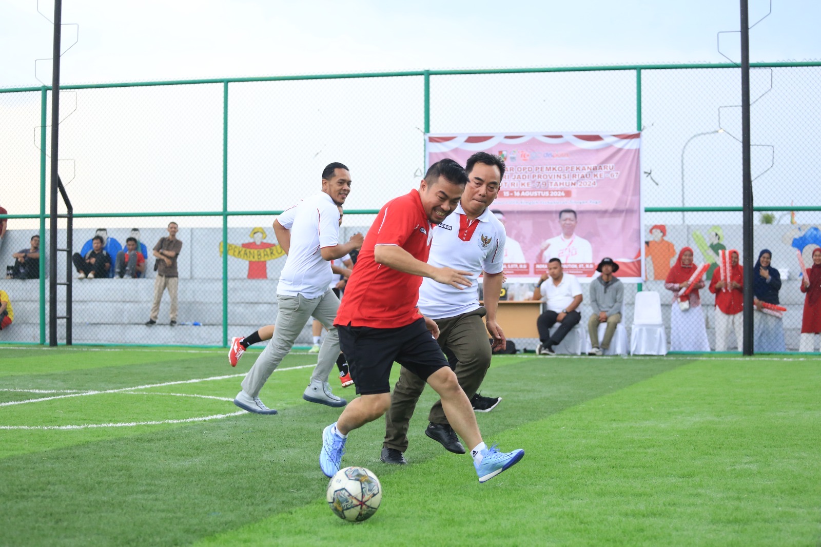 Pj. Wali Kota Pekanbaru Risnandar Mahiwa yang Berada dalam Tim Merah sedang Menguasai Bola dalam Pertandingan Eksibisi Futsal antarOPD