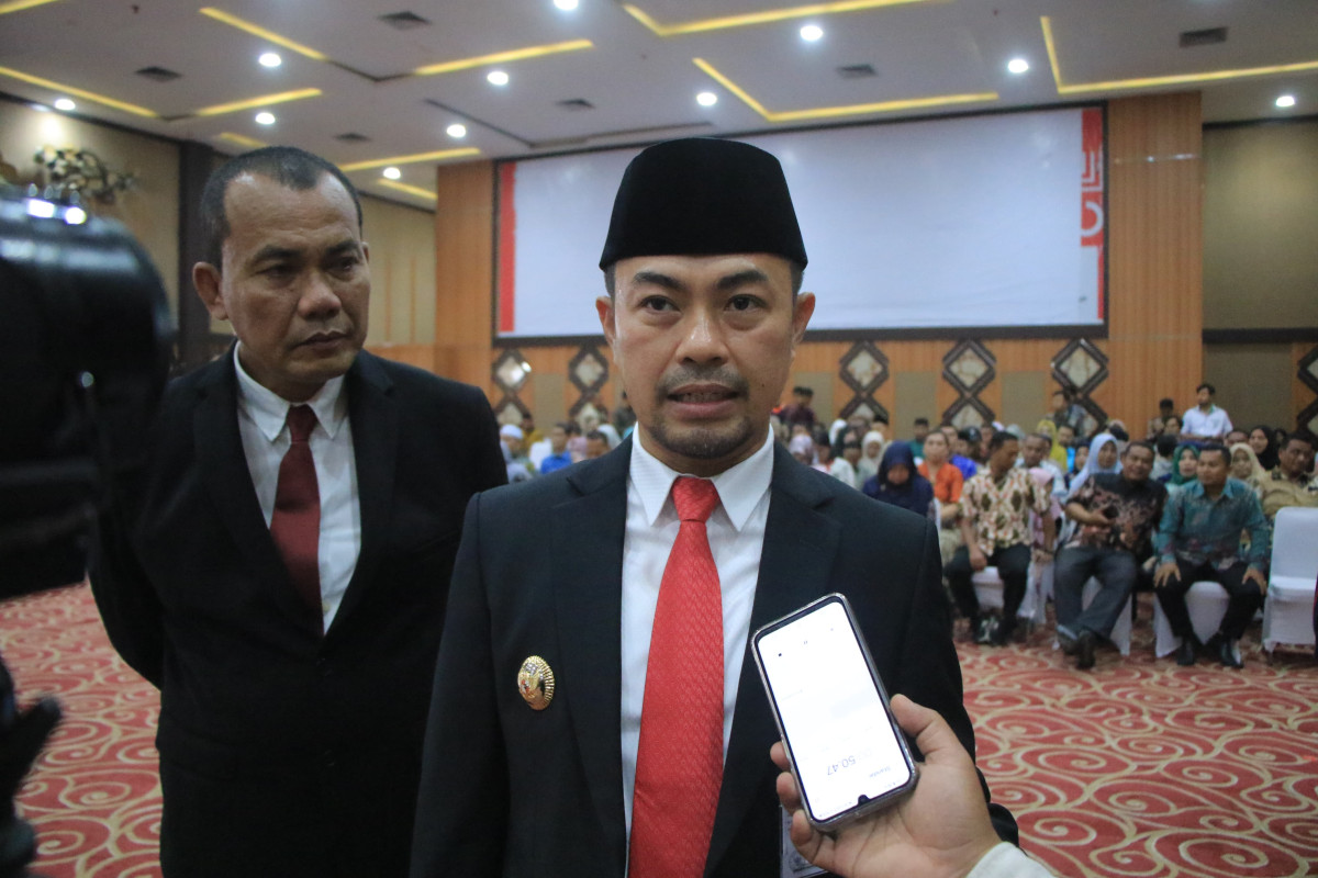 Pj Wali Kota Pekanbaru Risnandar Mahiwa saat Memberikan Keterangan Pers