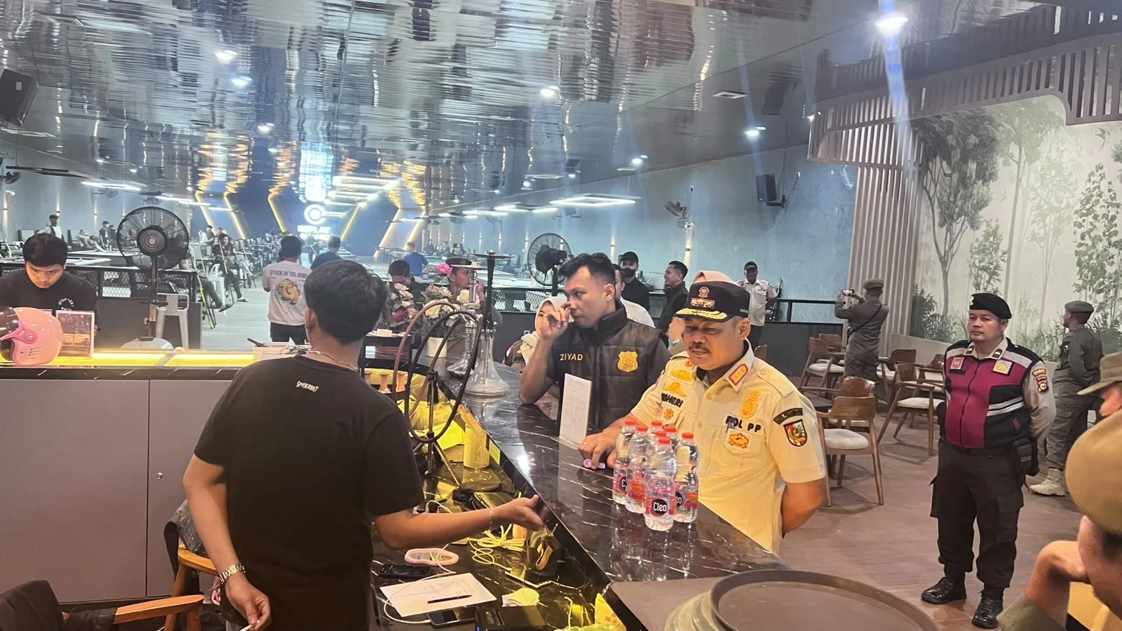 Kepala Satpol PP Kota Pekanbaru, Desheriyanto, bersama tim gabungan TNI-Polri dan pengurus POBSI Pekanbaru melaksanakan sidak di  salah satu tempat permainan biliar 