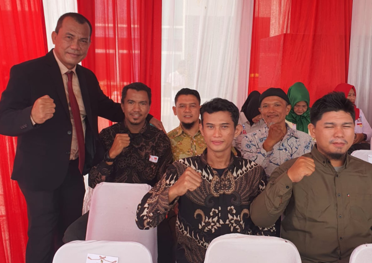 Plt Kepala Badan Kesbangpol Kota Pekanbaru (berdiri) Bersama Eks Napi Terorisme (Napiter) yang Hadir Sebagai Undangan dalam Perayaan Detik-Detik Kemerdekaan RI ke-79 di Kompleks Bandaraya Tenayan