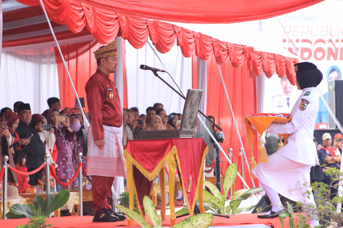Pj Wali Kota Pekanbaru Risnandar Mahiwa Menjadi Inspektur Upacara Penurunan Duplikat Bendera Pusaka Merah Putih Hari Ulang Tahun ke-79 Kemerdekaan RI
