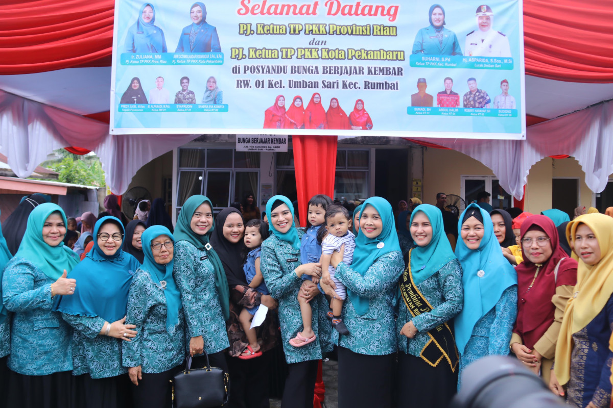 Pj Ketua TP PKK Kota Pekanbaru Aemi Octawulandari Risnadar  mengunjungi  Posyandu Bunga Jajar Kembar, Gang Obor, Jalan Yos Sudarso, Kelurahan Umban Sari, Kecamatan Rumbai