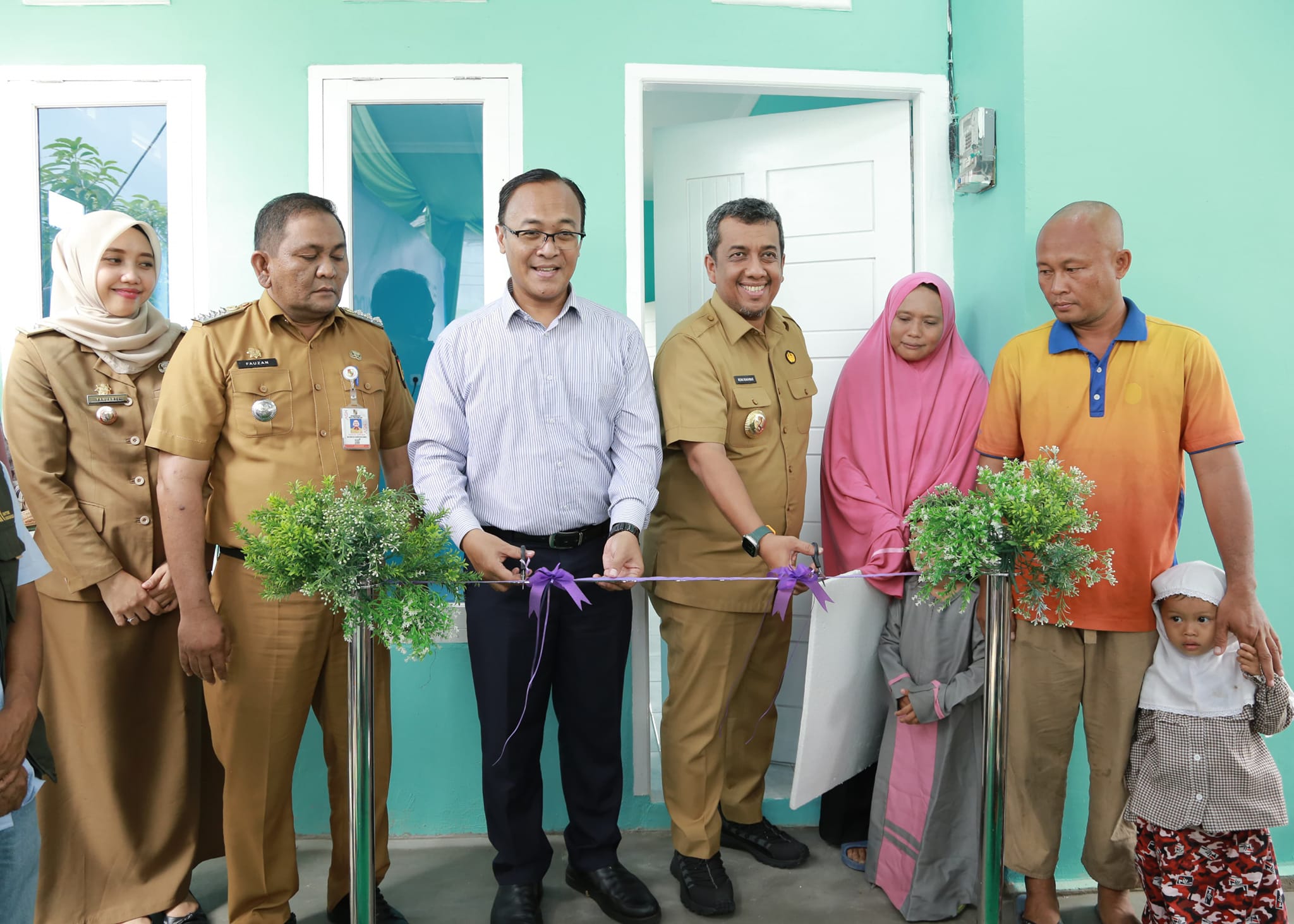 Pj Wali Kota Pekanbaru Roni Rakhmat, meresmikan rumah dalam program bedah rumah yang digelar Angkasa Pura Indonesia di Kota Pekanbaru