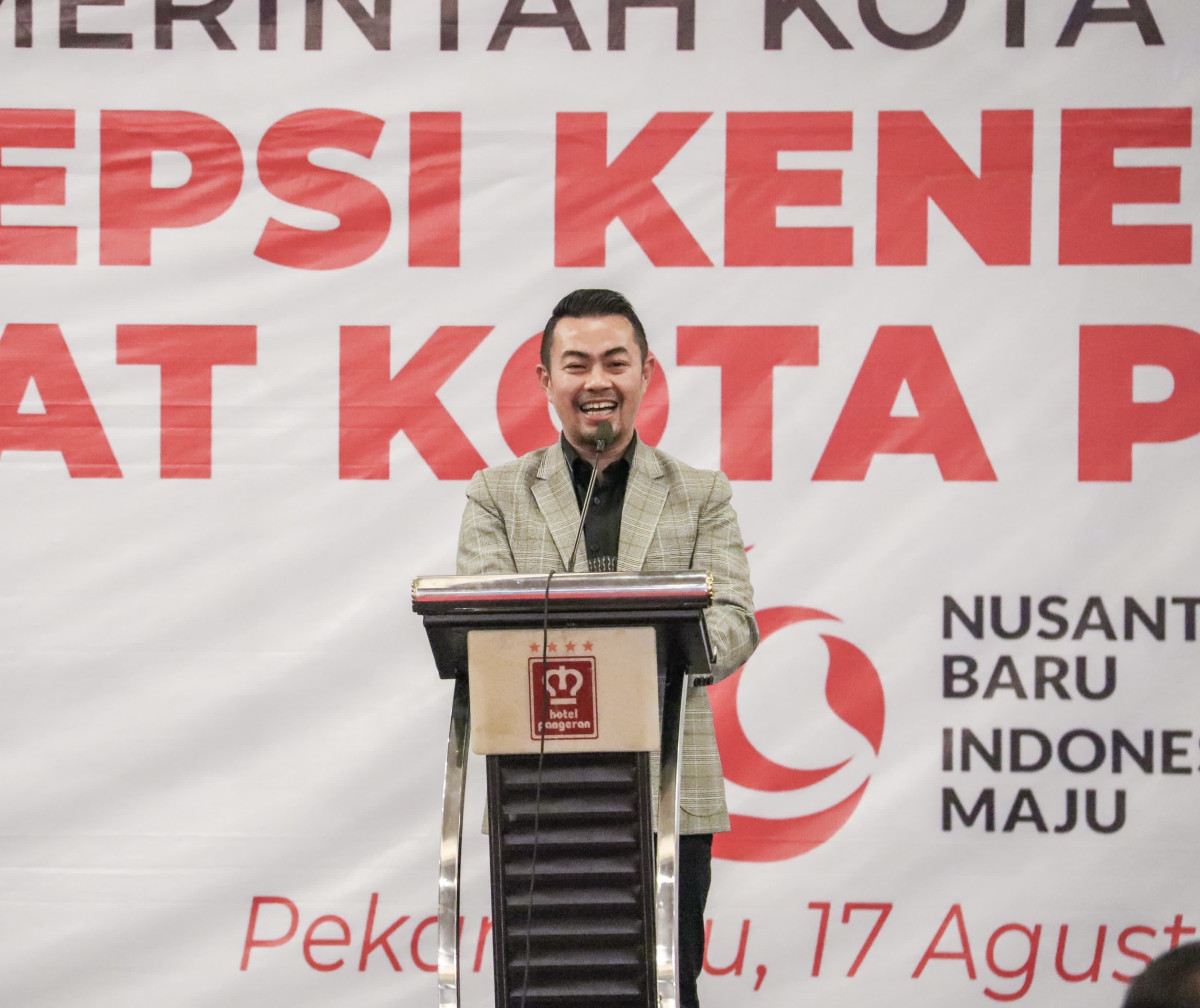 Pj Wali Kota Pekanbaru, Risnandar Mahiwa S.STP M.Si, memberikan sambutan pada malam resepsi kenegaraan Kota Pekanbaru sebagai rangkaian acara peringatan Hari Ulang Tahun ke 79 RI di Hotel Pangeran Pekanbaru