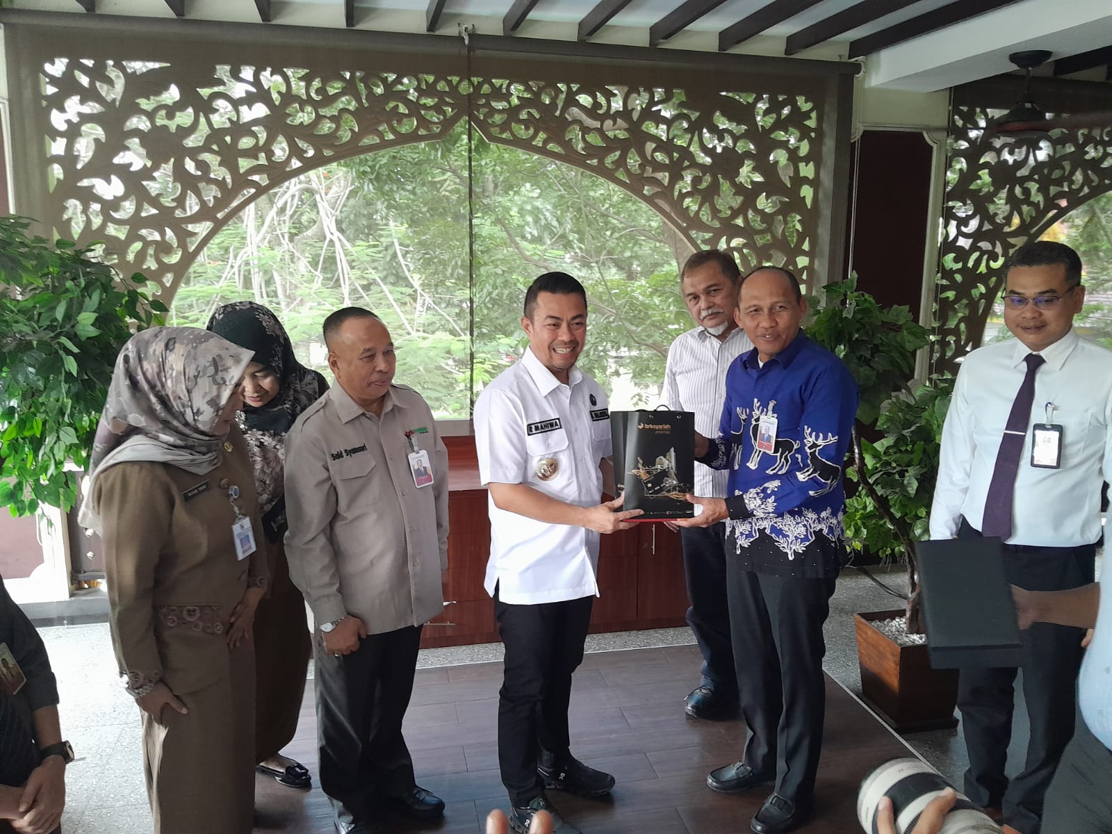 Pj Walikota Pekanbaru Risnandar Mahiwa S.STP M.Si, menerima cinderamata dari pimpinan PT BRK Syariah.