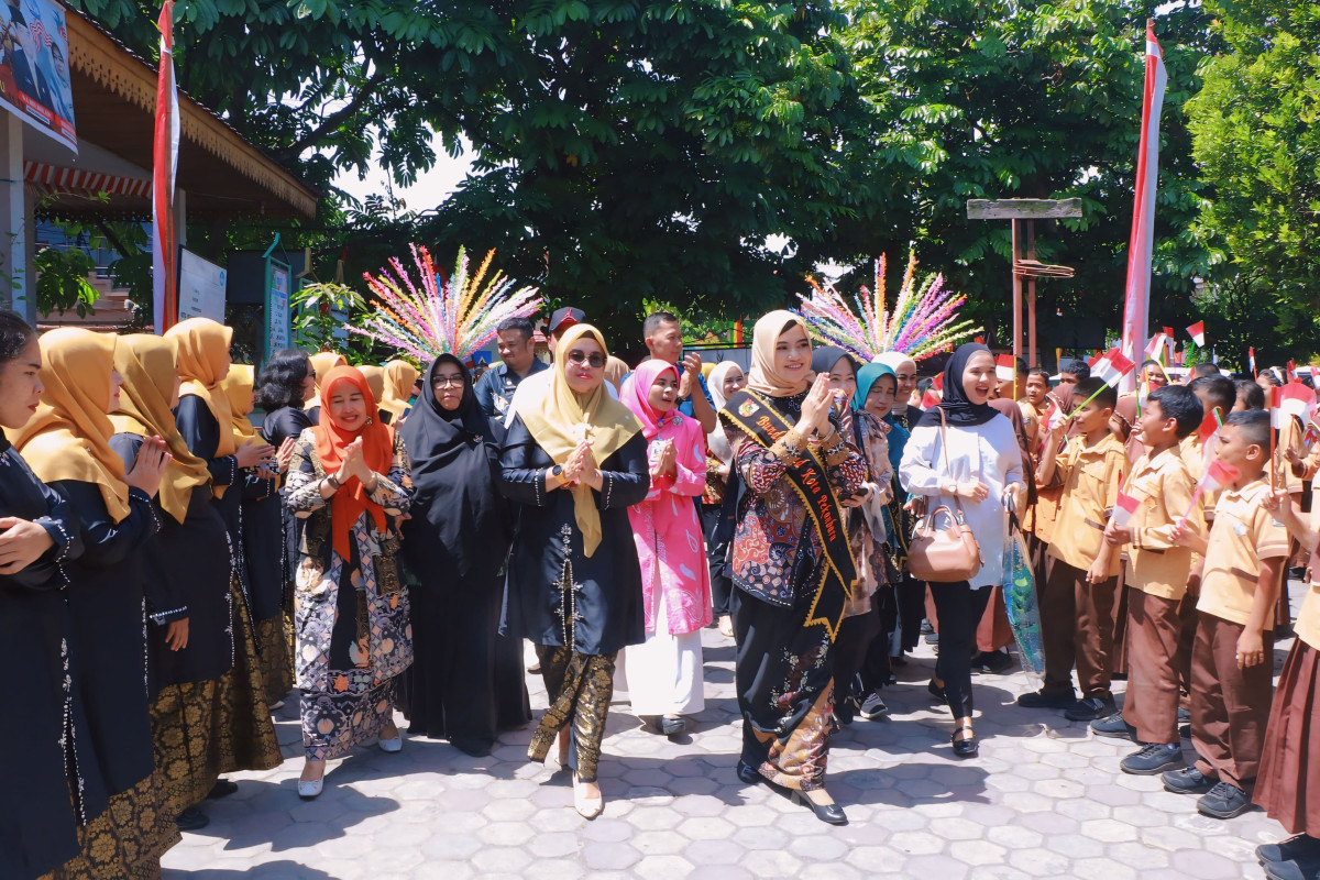 Pj TP PKK Kota Pekanbaru Aemi Octawulandari Risnandar melakukan kunjungan ke Posyandu Pahlawan di Jalan Tanjung Karang dan SDN I57 di Jalan Sungai Rokan
