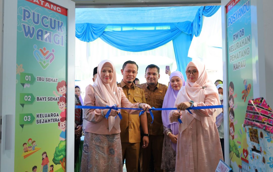 Wali Kota Pekanbaru H Agung Nugroho SE MM dan Ketua TP PKK Kota Pekanbaru Sulastri Agung meresmikan sekaligus membuka acara syukuran pembukaan Posyandu Pucuk Wangi