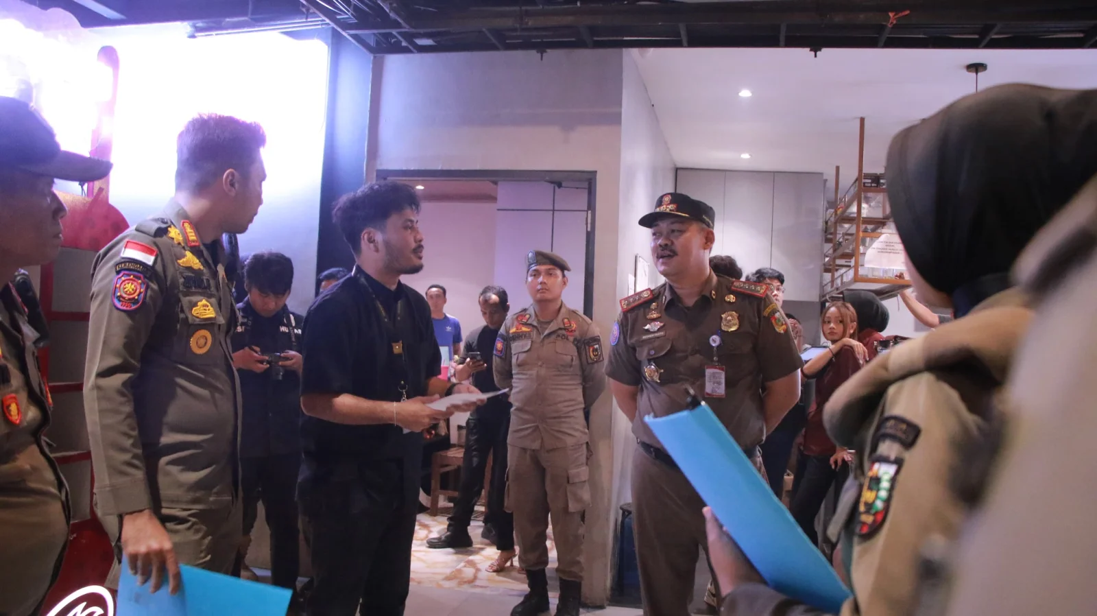 Satpol PP Kota Pekanbaru mendatangi Kafe Laksamana Muda untuk meminta klarifikasi terkait aksi yang viral di media