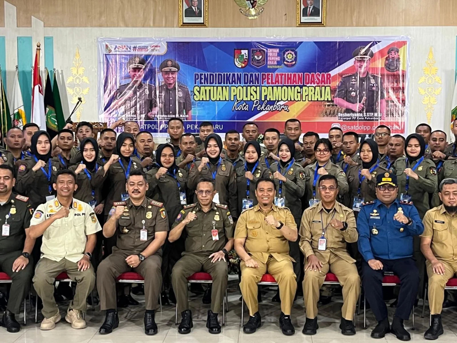 Foto bersama usai pembukaan Pendidikan Dasar (Diksar) Satpol PP Kota Pekanbaru 