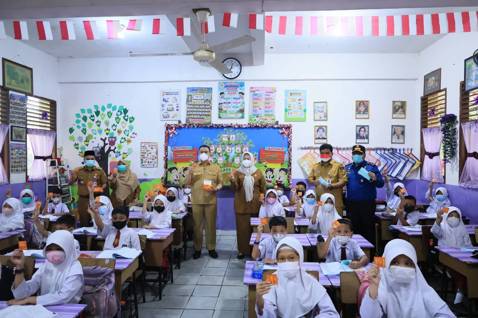 Wawako Markarius Anwar meninjau proses belajar mengajar di SDN 36 dan SMPN 4 Pekanbaru dan membagikan masker dan vitamin C kepada peserta didik yang kembali mengikuti pembelajaran di sekolah.