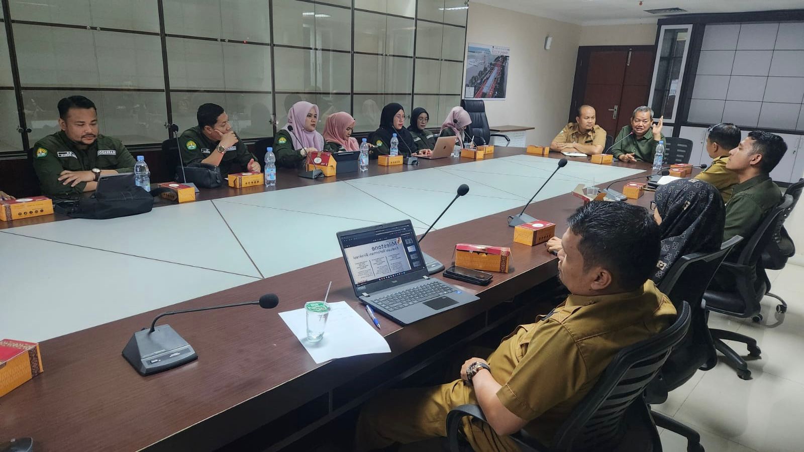 Pemko Pekanbaru, menerima kunjungan kerja (kunker) dari mahasiswa program Doktor Administrasi Publik Universitas Riau (UR), Senin (18/11/2024).
